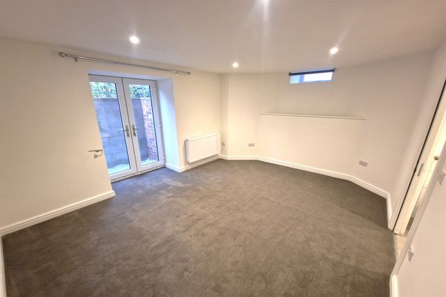 Flat to rent in Victoria Grove, Heaton Mersey, Stockport