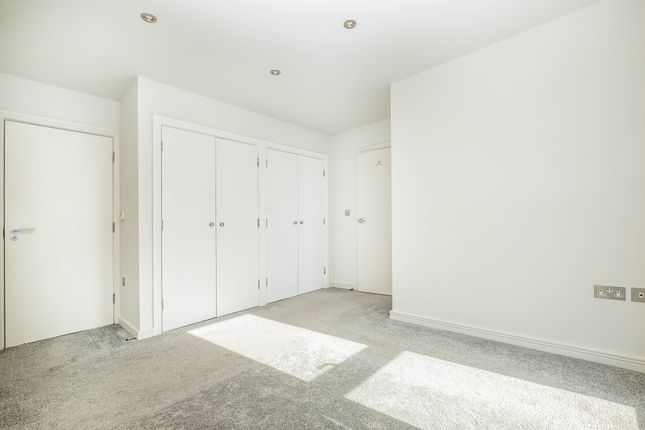 Flat 31, Surbiton Plaza, 16, St. Mary's Road, Surbiton photo 4