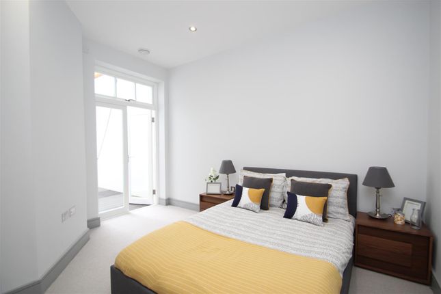 Flat to rent in Woodborough Road, London