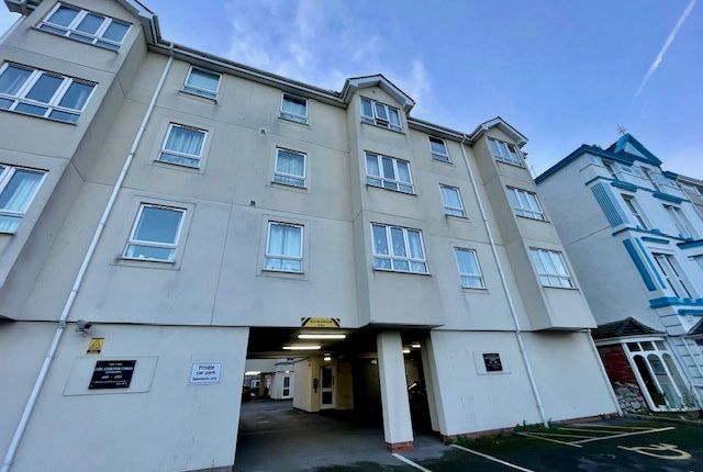 Thumbnail Flat to rent in Deganwy Avenue, Llandudno