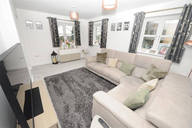 2, Hutton Hall Drive, Bradford photo 2