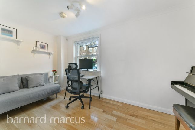 Town house for sale in Downbury Mews, London