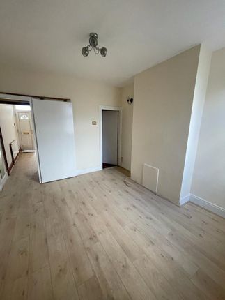 Detached house to rent in Dane Road, Luton