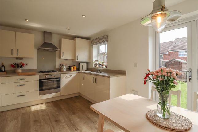 7, Blue Pool Vale, Southam photo 3