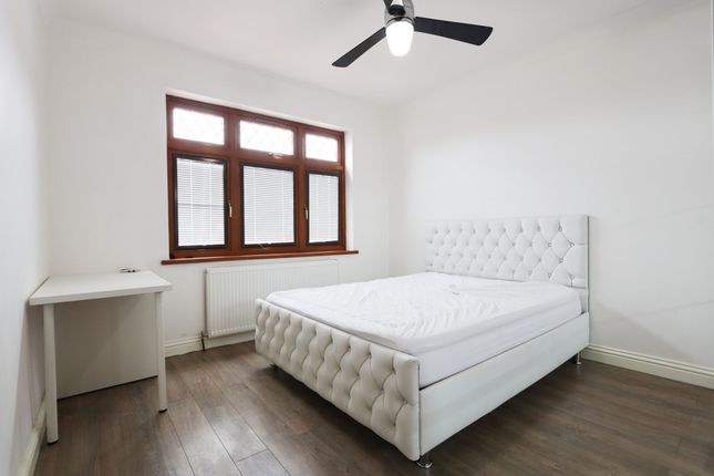 2 Morland Gardens, Southall photo 5