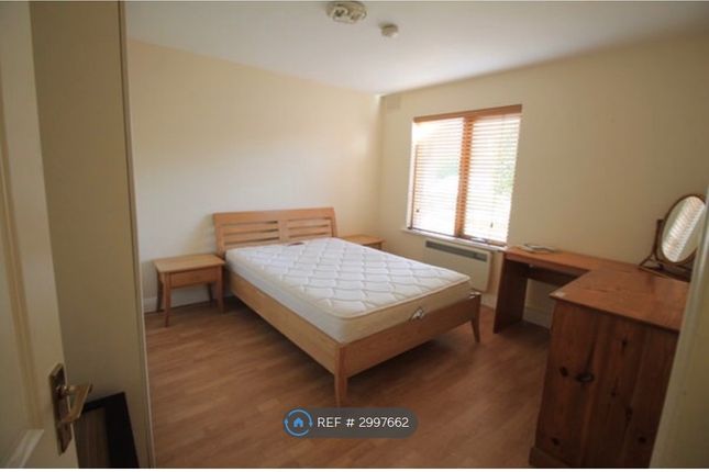 Flat, Rowan Court Garnies Close, London photo 3