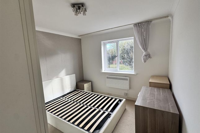 Firs Close, Mitcham photo 4