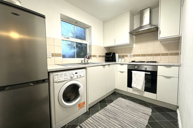 Flat 16, Nuffield Court, Hounslow photo 3