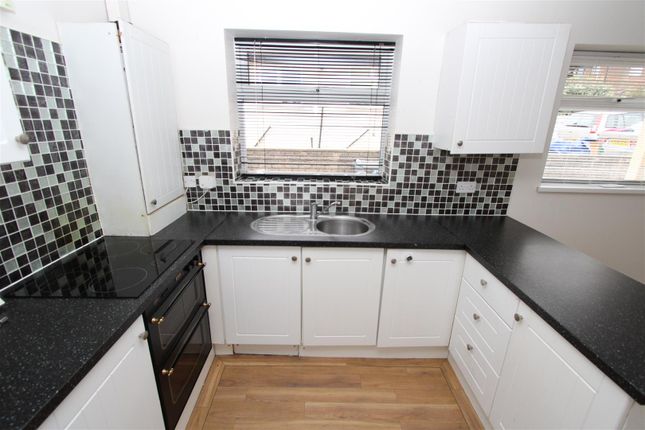 17, Kingsdale Drive, Bradford photo 3