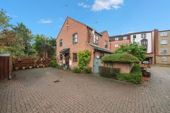 1-bed semi-detached on Pages Lane, Uxbridge, £350,000