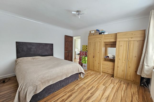 Flat to rent in Caernarvan Drive, Clayhall