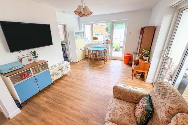 22, Howard Avenue, Corby photo 3