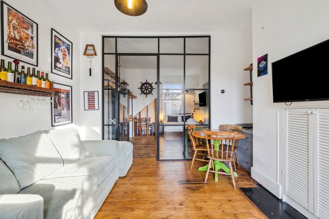 Flat to rent in Marjorie Grove, Battersea
