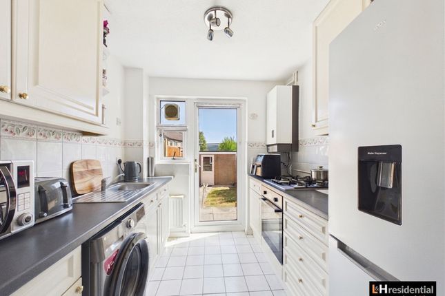 7 Studio Way, Borehamwood photo 3