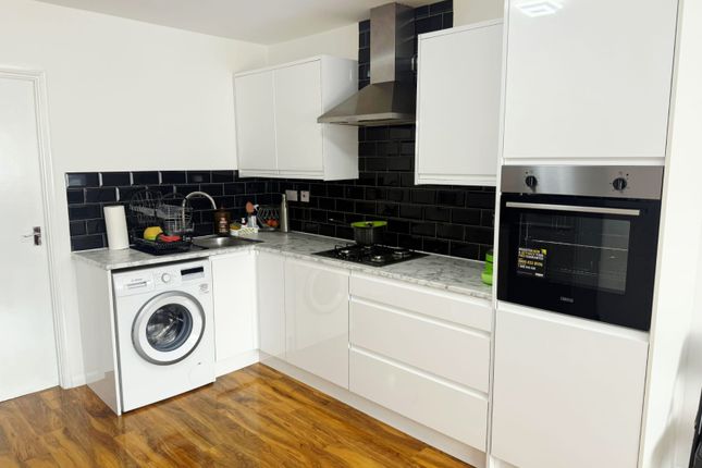 6 Belvedere Court, Longford Avenue, Southall photo 4