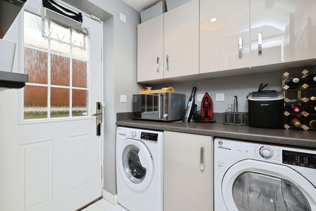 86, Castle Stead Drive, Bradford photo 4