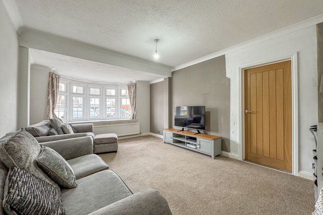 35, Hilltop Avenue, Hullbridge photo 3