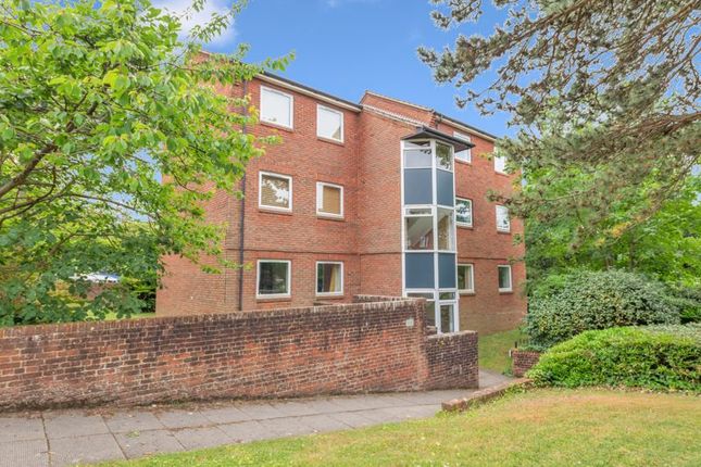 Flat to rent in Timberling Gardens, Sanderstead, South Croydon
