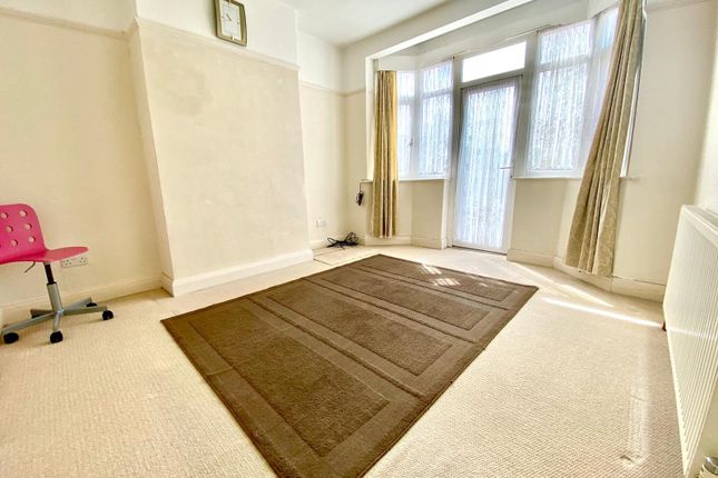 32, Greenland Crescent, Southall photo 4