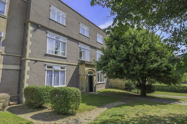2-bed flat on Flat 22, Crosby Hall, Royal Crescent, Weston-super-Mare, £150,000