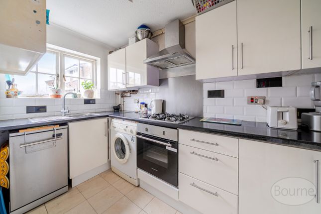 18, Pennyfield, Cobham photo 2