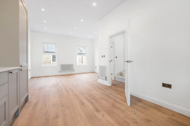 Top Floor Flat, 16, Sulina Road, London photo 3