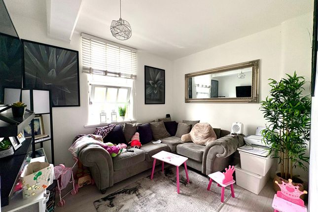 Flat 8, Hood Lodge, Brading Crescent, London photo 2