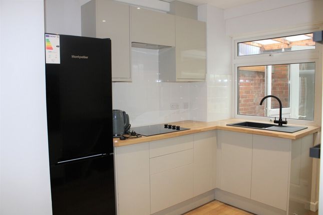 Room 3, 106 Abbey Road, Yeovil photo 4