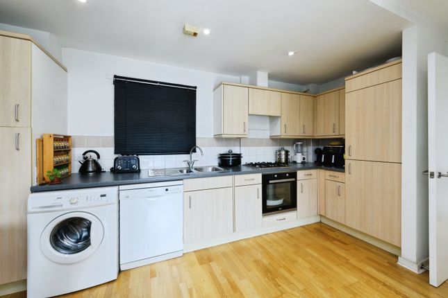 Flat 14/Ethelred Court, Godstone Road, Whyteleafe photo 3