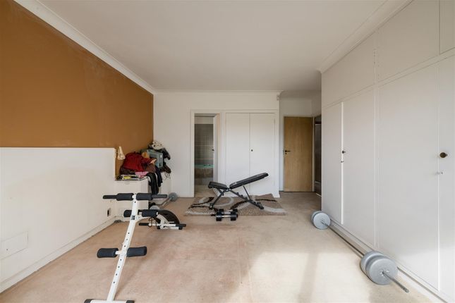 The Warren Drive, E11