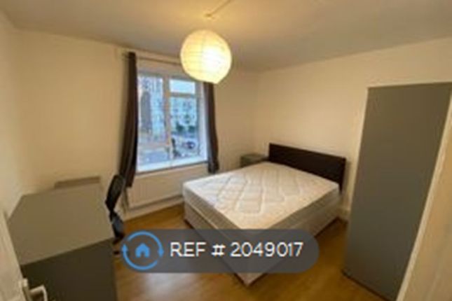 Flat to rent in Southgate Court, London