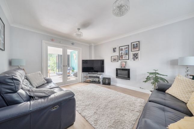 4, Capesthorne Drive, Swindon photo 2