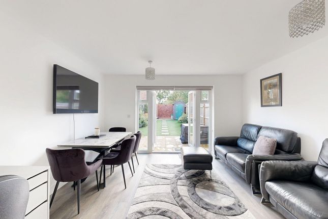 4 Valley Drive, Crawley photo 2