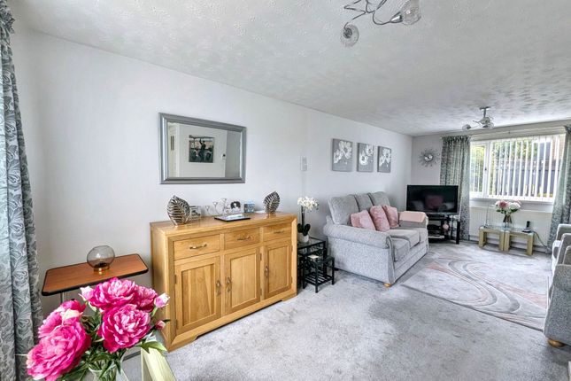 16, Eastfields, Stanley photo 4