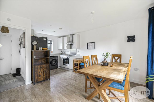 11, Russells Close, Aldershot photo 4