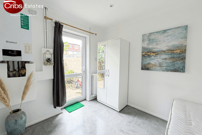 4 Sycamore Gardens, Mitcham photo 4