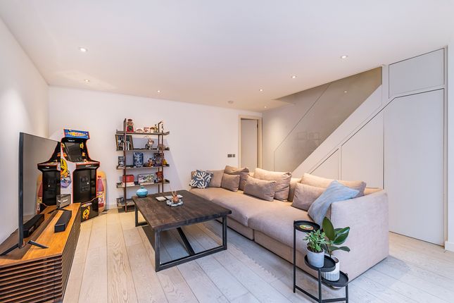 Maisonette for sale in Stratford Road, London