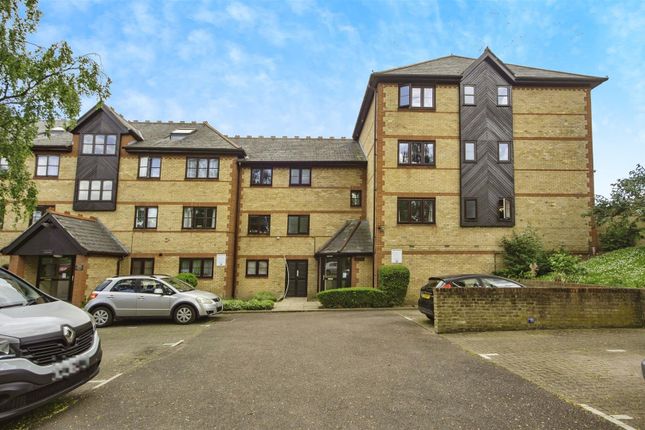 Thumbnail Flat for sale in College Close, Grays