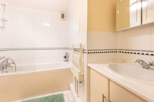 Flat for sale in Queensborough Terrace, Bayswater, London