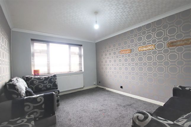 9 Tenby Close, Blackburn photo 2