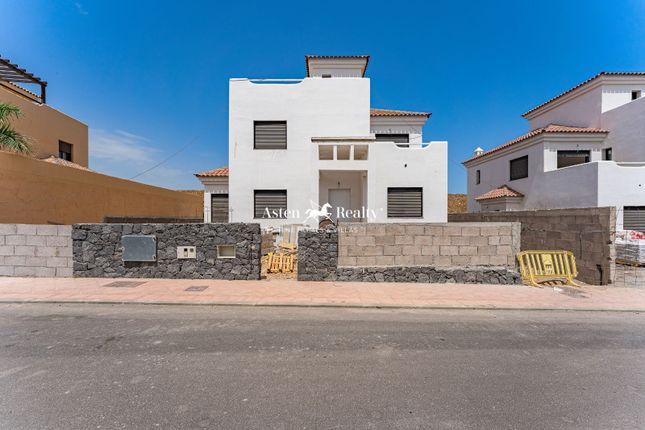 Villa for sale in Amarilla Golf, Santa Cruz Tenerife, Spain