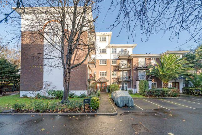 Flat for sale in Brompton Park Crescent, London