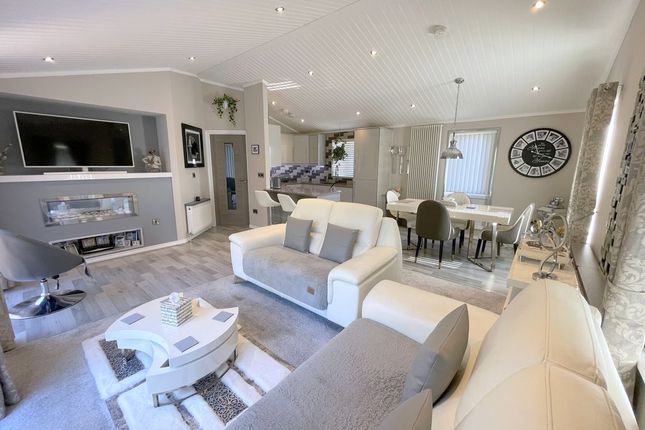 47 Homestead Lake, Thorpe Road, Clacton-On-Sea photo 3