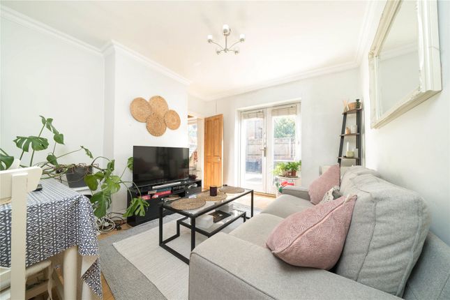 2-bed flat on Balvernie Grove, London, £2,500/mo