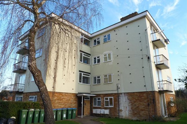 Flat to rent in Priory Crescent, Aylesbury