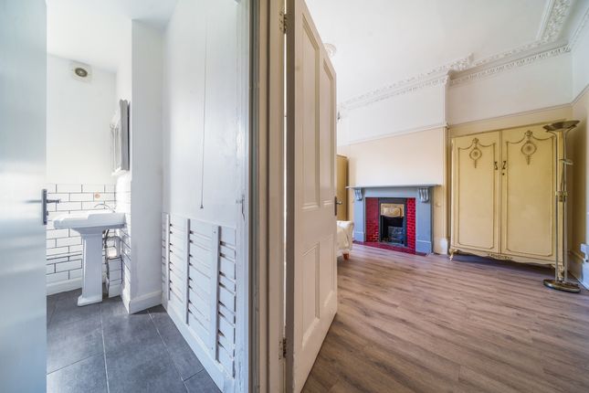 Flat to rent in The Grove, London