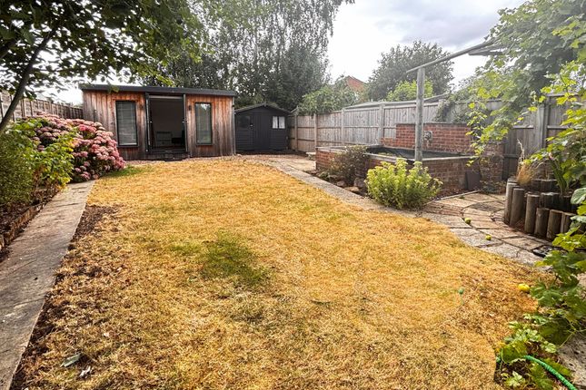 8 Rodney Close, Gloucester photo 4