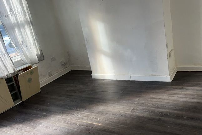 2-bed terraced on Dean Street, Rochdale, £825/mo