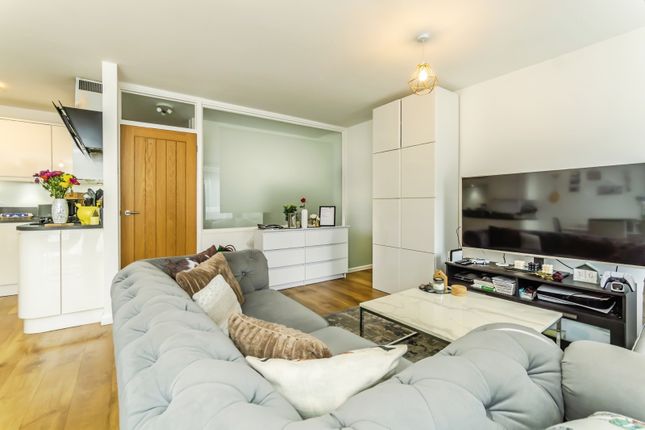 2-bed flat on 4, Stable Court, Caterham, £225,000