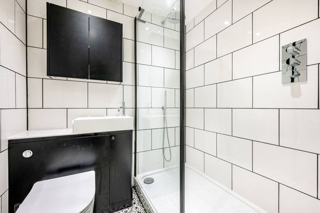 Flat for sale in Hopton Road, Streatham, London